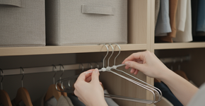 Armário lotado ganha espaço para o triplo de peças com essa ideia simples de cabides