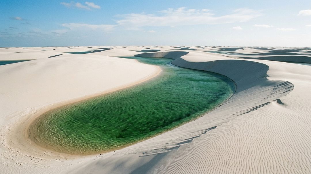 A imensidão do território abriga o maior campo de dunas da América do Sul e lagoas de água doce cristalinas.