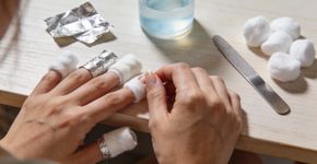 Como tirar alongamento de unha em casa sem danificar a natural?