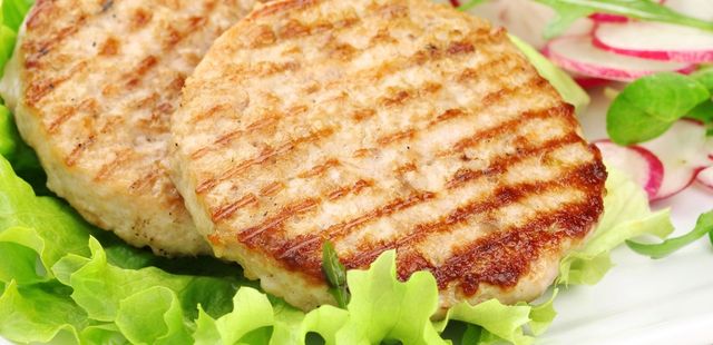 Faça um hambúrguer de frango fit que não parece fit (mas é)