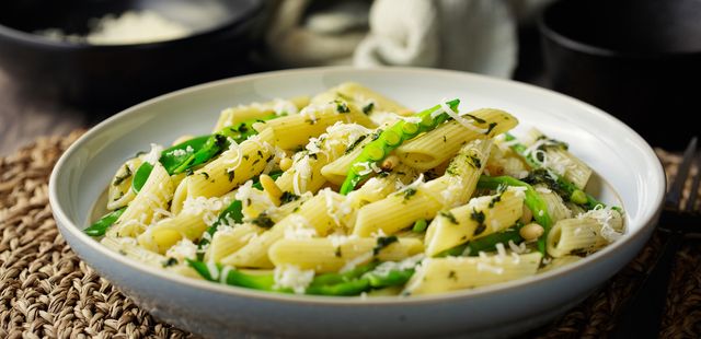 Iogurte e alho assado deixam essa salada de macarrão simples incrivelmente sofisticada