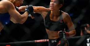 Brasileira Amanda Nunes nocauteia Ronda Rousey em 48 segundos