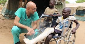 Único em aldeia sudanesa cercada pela guerra, médico ganha prêmio