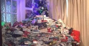 Mãe é criticada na web após cobrir árvore de Natal de presentes