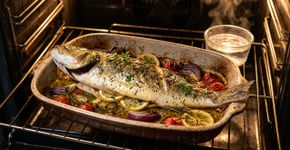 Os cozinheiros concordam: para que o peixe assado fique suculento, é tão fácil quanto colocar um recipiente com água no canto