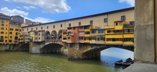 A Ponte Vecchio liga o centro histórico ao bairro boêmio de Oltrarno