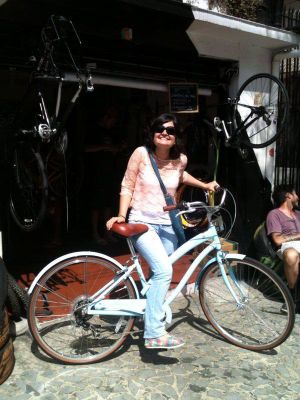 As pessoas achavam perigoso ela andar nas ruas, não tinha lugar para ela colocar a bike na garagem do prédio, o pedal da bicicleta quebrou com pouco tempo de uso e ela precisou cobrar a Caloi por medidas, entre outras coisas.