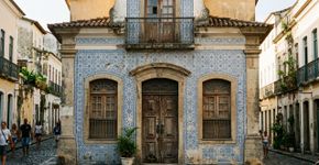 Fundada pelos franceses, ocupada pelos holandeses e depois controlada pelos portugueses, uma capital brasileira preservou o traçado de ruas planejado em 1615: São Luís, onde fachadas de azulejos, sobrados e balcões de ferro contam séculos de adaptação ao clima equatorial