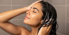 Cabeleireiros concordam: “É ideal aplicar o condicionador antes do shampoo”, saiba por quê