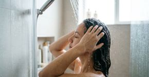 O cabelo parece limpo, mas fica pesado poucas horas depois do banho: o detalhe no enxágue que pode fazer diferença nos fios finos