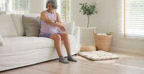 Entenda como a menopausa pode causar coceira e ressecamento na pele