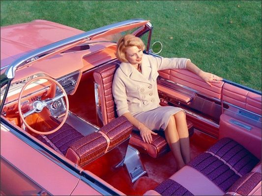 Assento rotacional em carro de 1961