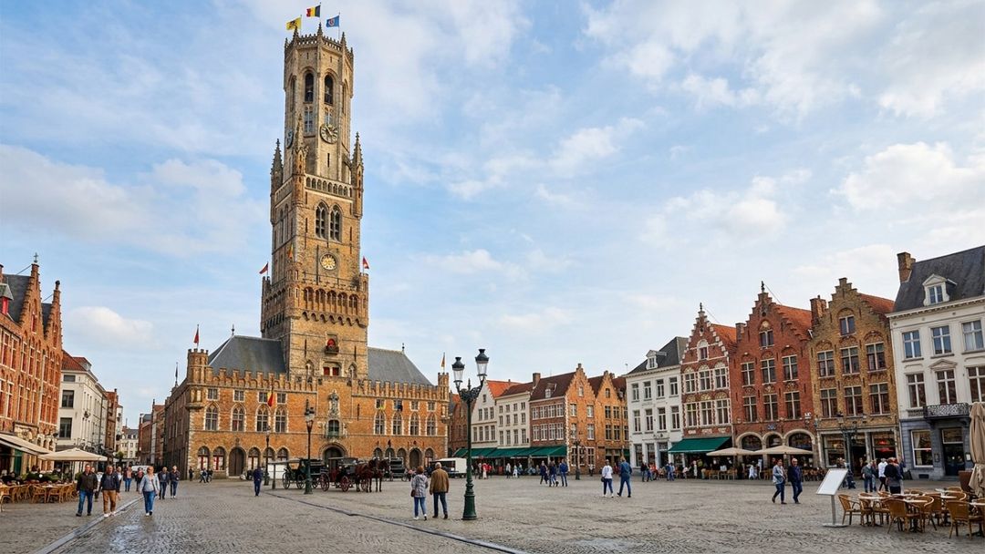 O campanário Belfort permanece como o maior símbolo da autonomia burguesa e da história de Bruges.