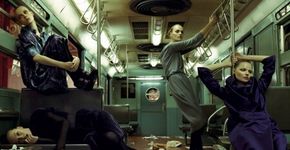 SPFW faz desfile de moda no metrô e convida passageiros para brincarem de estilistas