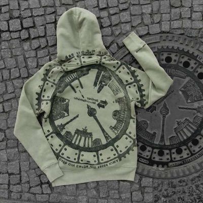 O coletivo de artitas baseado em Berlim usa superfícies como grades, concreto e tampas de bueiros como carimbos para produzir estampas em camisetas, blusões e bolsas