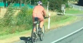 Ciclista é flagrado de tanga fio dental em rodovia; veja vídeo