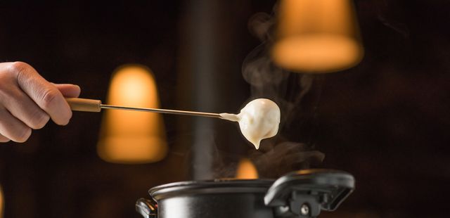 Prepare o fondue de chocolate branco que está deixando todo mundo com água na boca