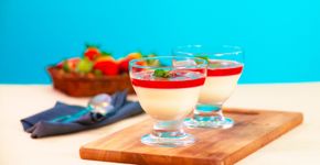 Aprenda a fazer pannacotta de iogurte com calda de morango