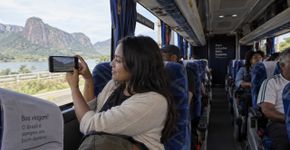Passageira filma um detalhe estranho pela janela do ônibus, avisa o motorista e muda o destino de uma viagem que parecia comum