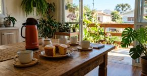 “Visita sem aviso e mesa sempre farta”: quais hábitos de hospitalidade brasileira estão se perdendo na vida moderna?