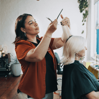 Featured mobile: Cortar as pontas pode deixar o cabelo mais volumoso? Entenda o que causa essa impressão