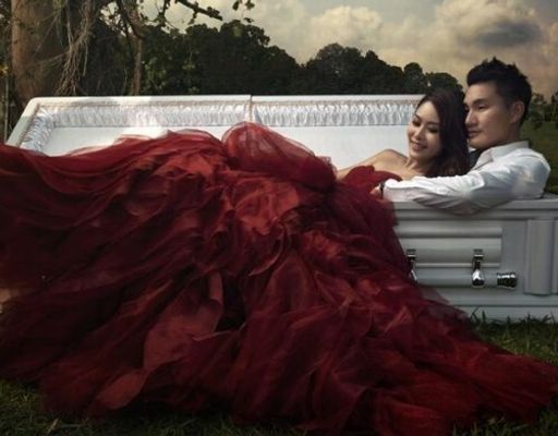 Noivos posaram em um caixão (Imagem: Divulgação/Jenny Tay)