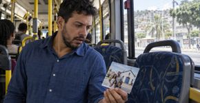 Passageiro encontra uma fotografia antiga no último banco de um ônibus, guarda a imagem por seis anos e identifica a família após reconhecer uma igreja ao fundo