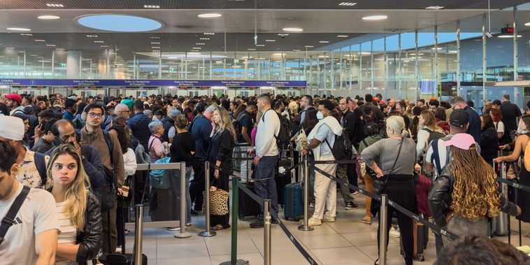 Featured main: Novo controle de passaportes causa filas de até 5h em aeroportos da Europa; veja como evitar problemas