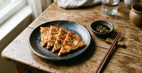 Ao fazer panqueca de kimchi, troque a farinha comum pela especial: ela fica mais fina, crocante e com uma textura surpreendente