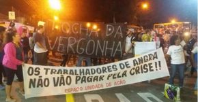 Manifestantes apagam tocha olímpica em Angra dos Reis (RJ)