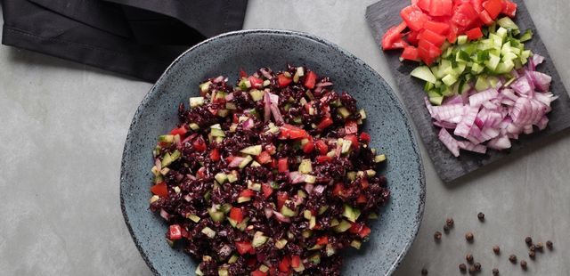 Salada de arroz negro: sabor e nutrição em um prato