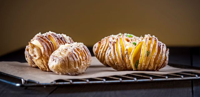 Você nunca mais vai fazer batata de outro jeito depois de experimentar as hasselback