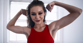 Modelo posa com axilas não depiladas em calendário de revista