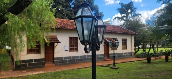 O Museu dos Dinossauros fica numa antiga estação de trem, que está passando por reforma