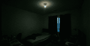 Lâmpada de LED piscando de madrugada? Entenda o fenômeno fantasma