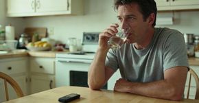 Por que beber água antes de olhar o celular ajuda na luta contra a ansiedade