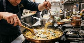 Os chefs italianos concordam: “Para que o risoto fique perfeito, é preciso adicionar uma concha de caldo quente antes do queijo.”