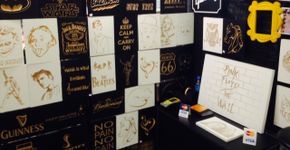 Feito por família, trabalho artístico em madeira e azulejos roda o mundo