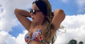 Zilu Camargo posa de biquíni e mostra curvas aos 59 anos