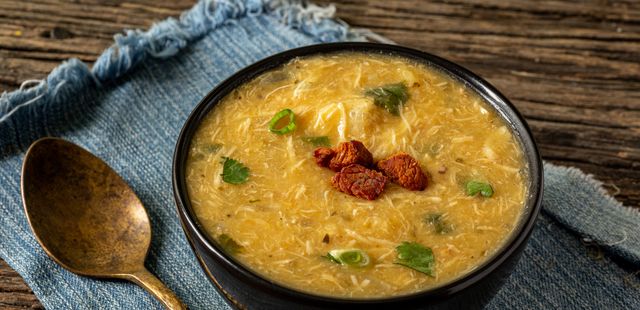 Esse caldo de mandioquinha com frango é tudo que você precisa no frio