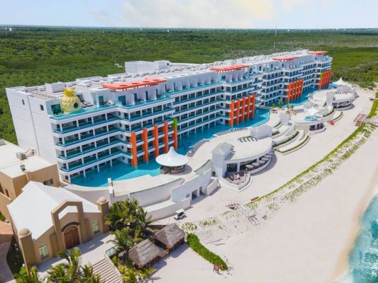 Todas as suítes do Nickelodeon Hotels & Resorts contam varandas de frente para o mar turquesa da Riviera Maia