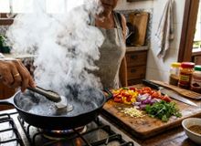 Featured side: Passar um cubo de gelo sobre a frigideira quente: por que é recomendado antes de grelhar legumes na sua casa