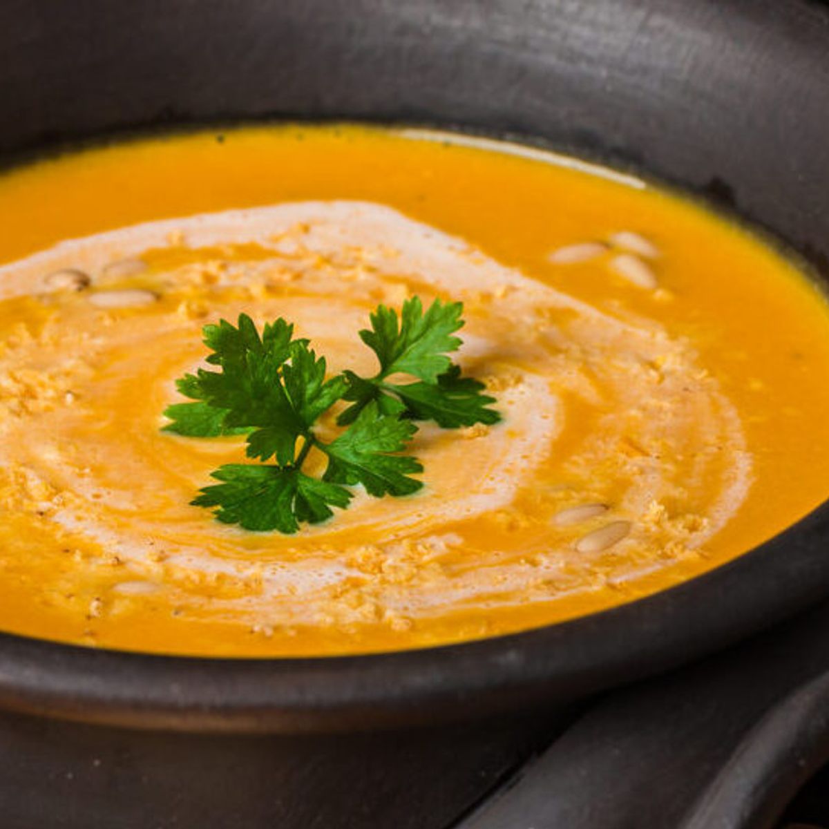 Sopa de abóbora: o jeito mais gostoso de fazer detox nos dias frios