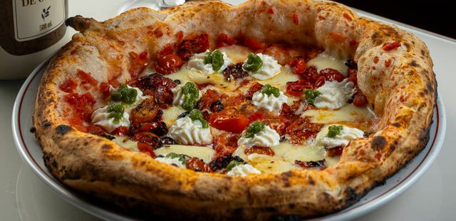 Páscoa com propósito: pizzaria transforma pedidos em doações e brinda clientes com vinho