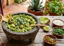 Featured side: Os chefs mexicanos concordam: “O guacamole mais saboroso não é feito com abacate gelado; é preciso usar a fruta no ponto certo de amadurecimento.”