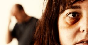Mulher esconde bilhete na lição de casa do filho para denunciar violência doméstica