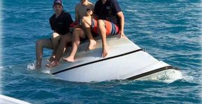 Barco vira em alto-mar e 3 jovens são salvos graças ao celular