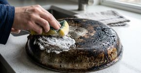 O fundo da panela ficou escurecido e difícil de limpar: bicarbonato pode entrar nesta etapa