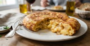 Os chefs espanhóis concordam: a tortilla mais macia não é feita com manteiga, mas sim com o cozimento lento das batatas antes de juntar os ovos