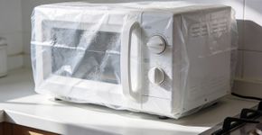 O truque da misturinha de dois ingredientes que tira o amarelado do eletrodoméstico sem esforço